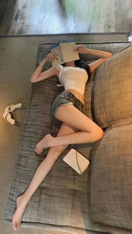 女性躺沙发阅读暖棕灰简约生活风手机壁纸