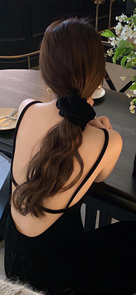 优雅女性背影黑色丝绒发圈时尚穿搭手机壁纸