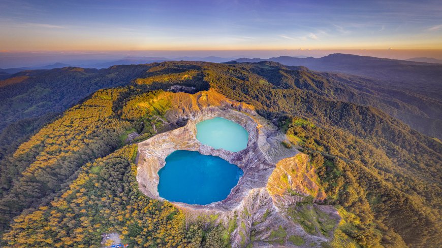 火山口湖航拍美景森林环绕的壮丽自然风光电脑壁纸