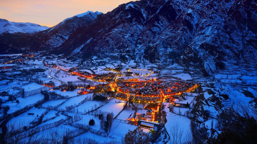 雪山小镇夜景航拍山谷村落电脑壁纸