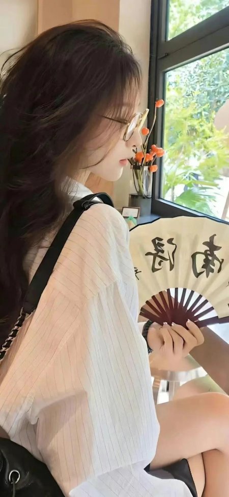 文艺少女侧颜暖调清新日系简约风手机壁纸