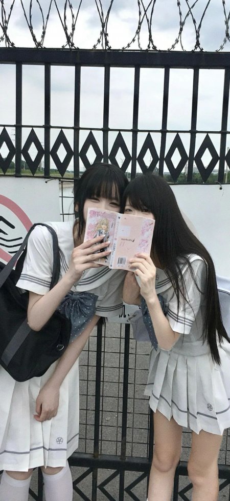 日系少女校服合影粉白主调清新甜美风手机壁纸