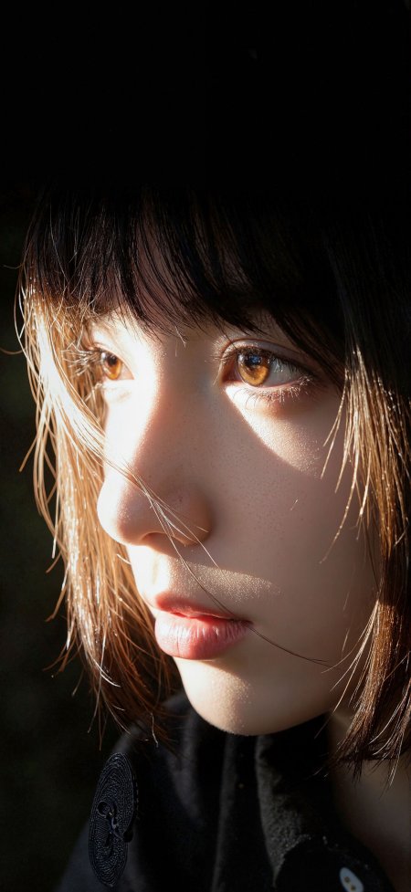 少女侧脸特写暖光逆影暗调文艺风手机壁纸