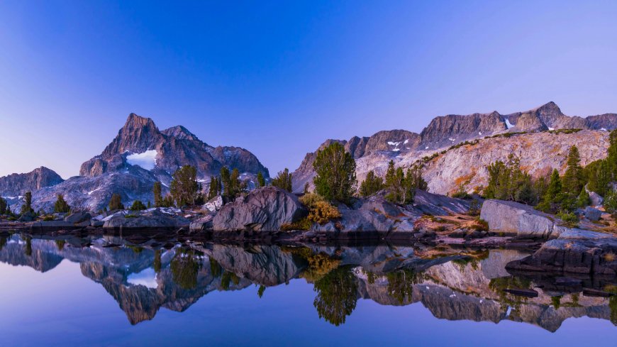 清晨高山湖水镜面反射宁静风景电脑壁纸