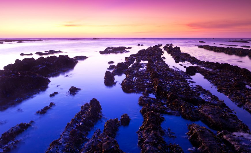 夕阳海滩潮汐岩层水纹光影自然风光电脑壁纸