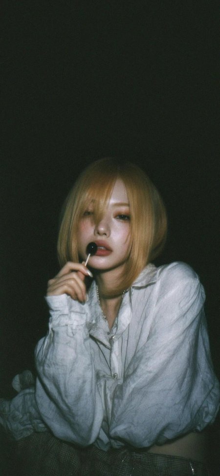 金发少女持黑糖棒胶片感手机壁纸