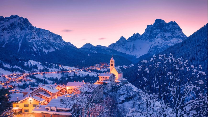 阿尔卑斯雪山小镇教堂黄昏灯光风景电脑壁纸