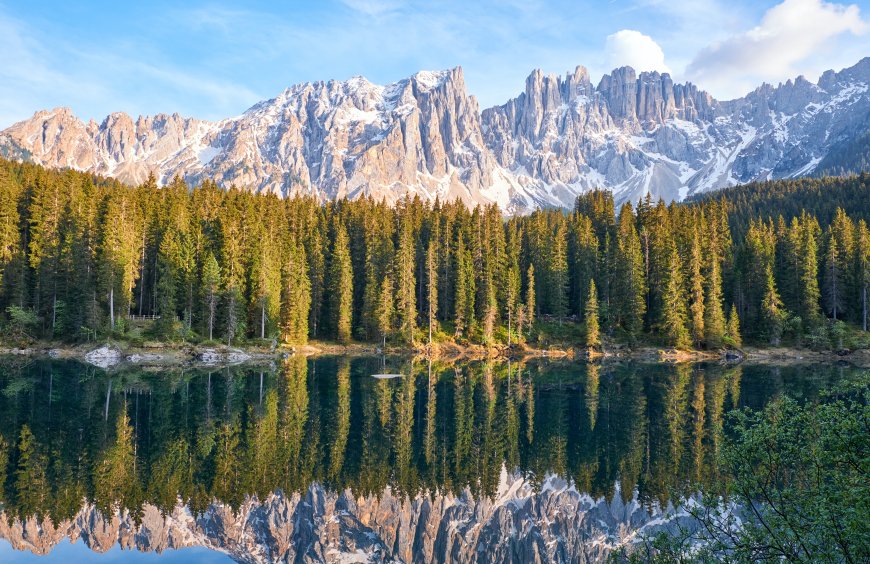 阿尔卑斯山脉雪峰森林湖面倒影高清风景电脑壁纸