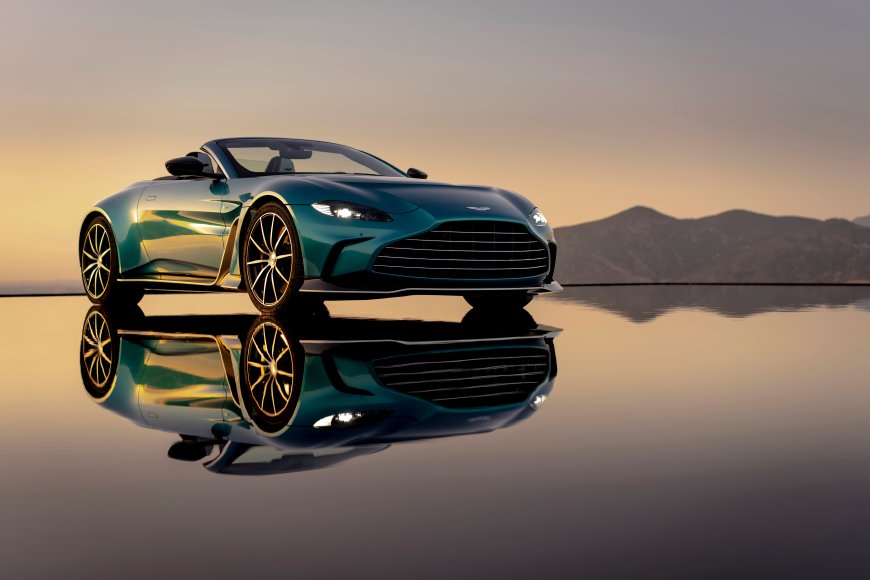 阿斯顿马丁DB11敞篷版湖面倒影日落山脉背景静谧美学电脑壁纸