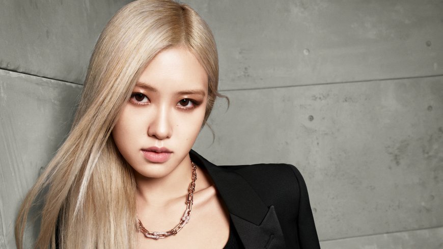 BLACKPINK朴彩英玫瑰金项链黑西装写真电脑壁纸