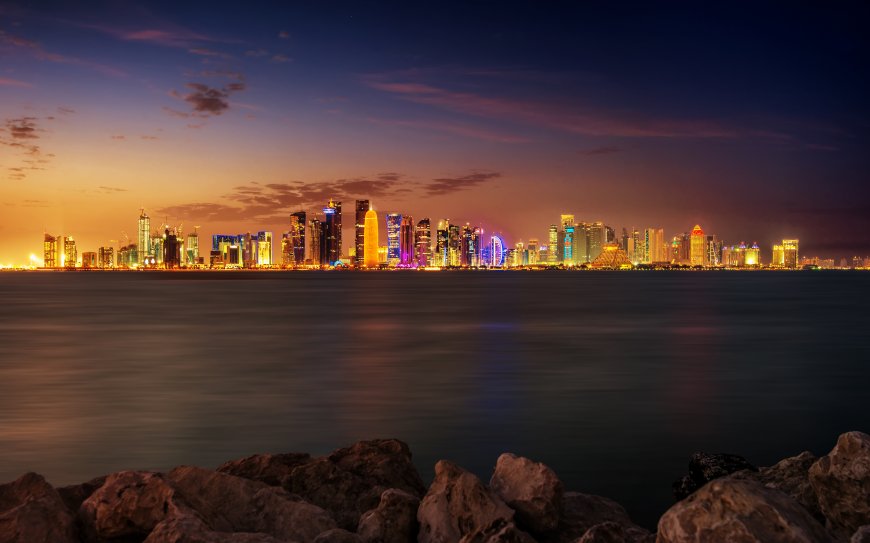 迪拜城市天际线夜景灯光璀璨海面倒影现代建筑群电脑壁纸