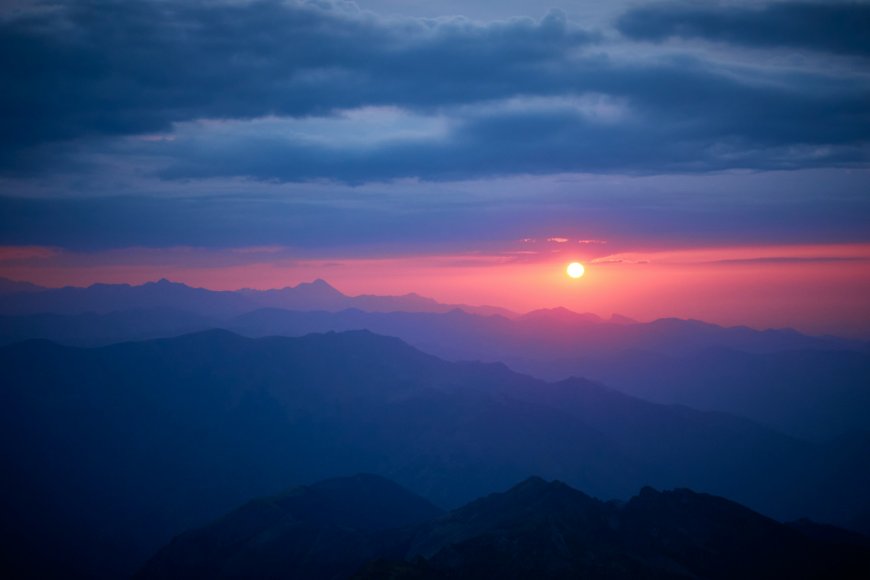 层峦叠嶂日落余晖山景电脑壁纸