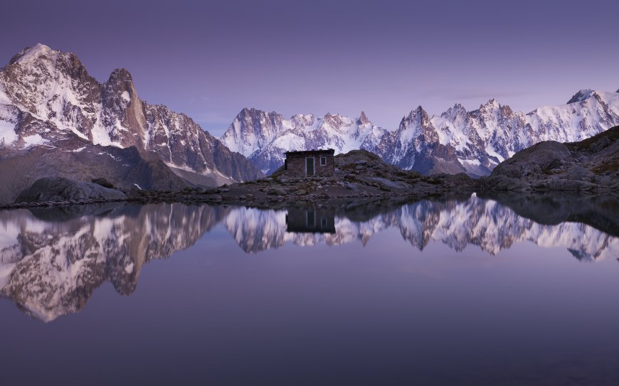 阿尔卑斯雪山湖畔小屋倒影静谧风光电脑壁纸