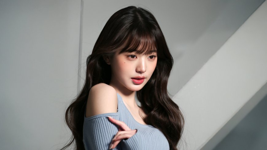 韩国女团IVE张元英浅蓝针织衫侧身凝视电脑壁纸