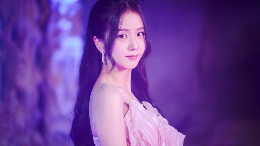 韩国女演员金智秀紫色光影下粉色礼服优雅侧脸肖像写真电脑壁纸