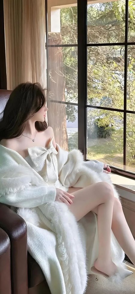 白色毛绒披肩少女窗边静坐手机壁纸