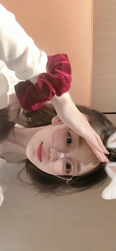 戴眼镜少女手托额头红发圈白毛绒耳饰手机壁纸