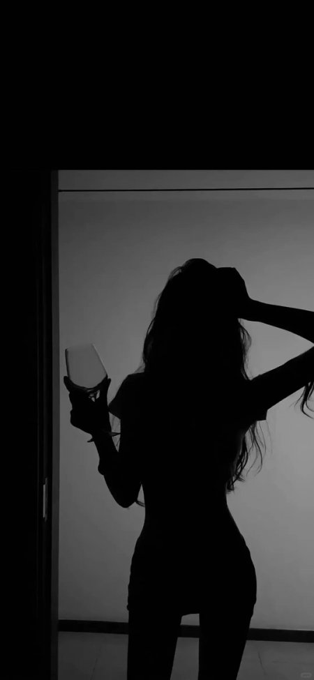 黑白剪影女子持酒杯撩发姿态手机壁纸