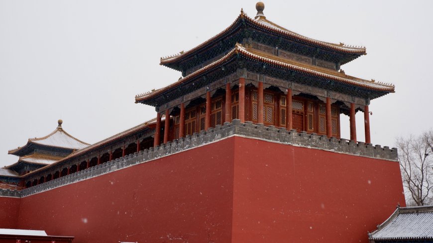 北京故宫雪景红墙黄瓦古建筑飞雪冬季历史风景电脑壁纸
