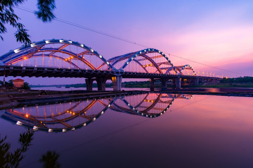 黄昏拱桥彩灯辉映水面粉紫天空城市景观电脑壁纸