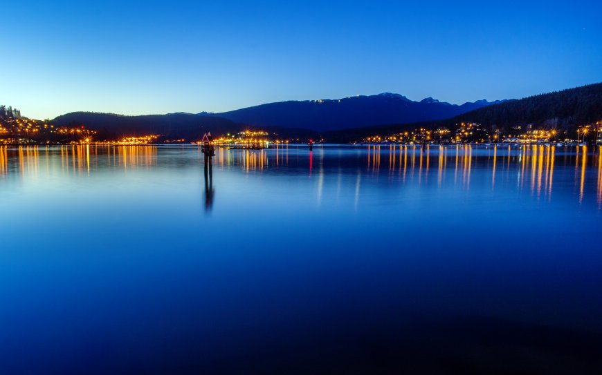 湖面夜景城市灯光山脉倒影宁静蓝色水面电脑壁纸