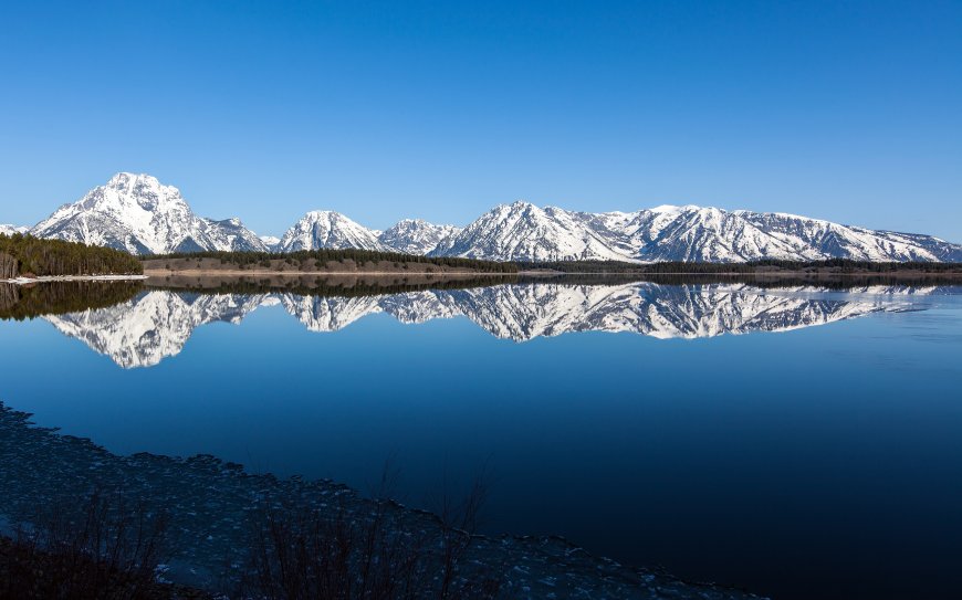 冬季雪山湖面冰岸倒影纯净自然电脑壁纸