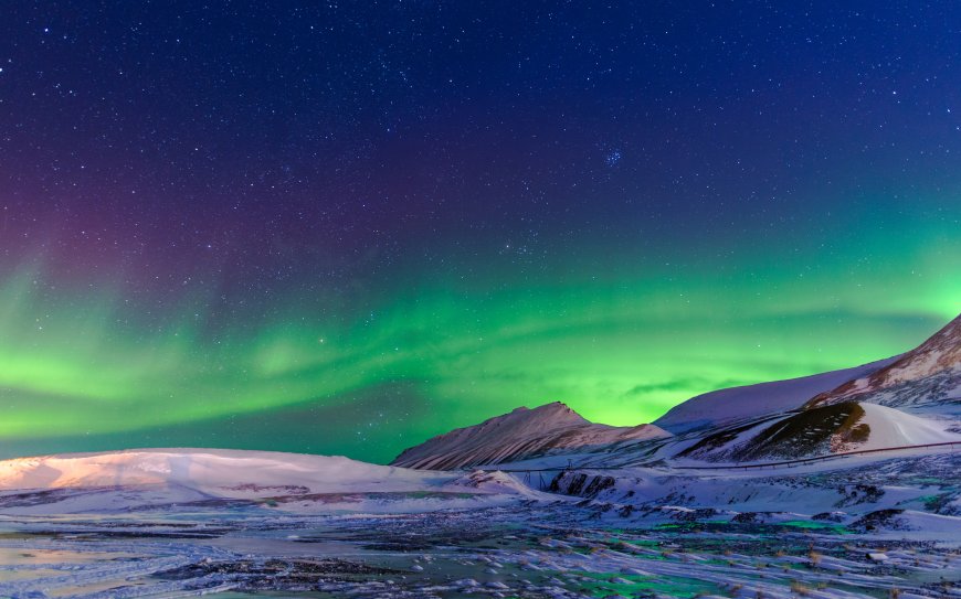 极光绿紫交织雪山夜空星轨电脑壁纸