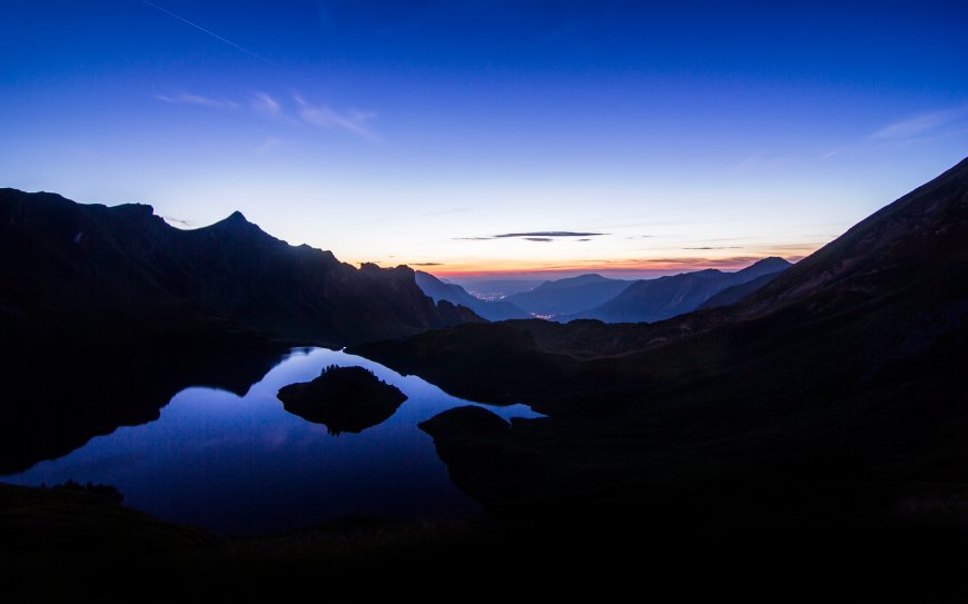 阿尔卑斯山湖黄昏倒影宁静风景电脑壁纸