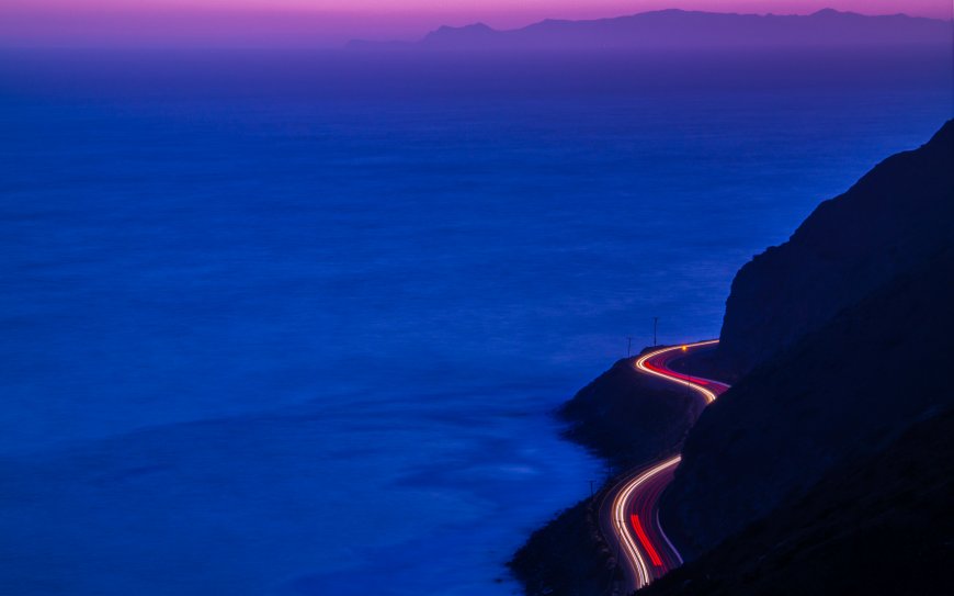 海岸公路夜景车灯轨迹紫色天空海洋悬崖电脑壁纸