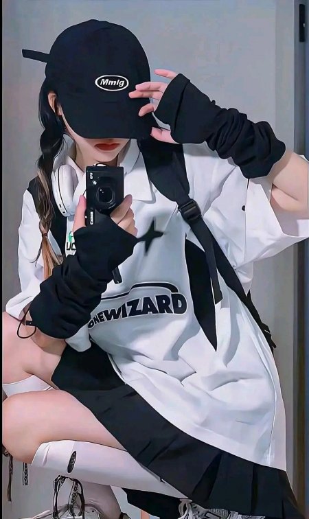 个性黑白穿搭女生镜前自拍手机壁纸