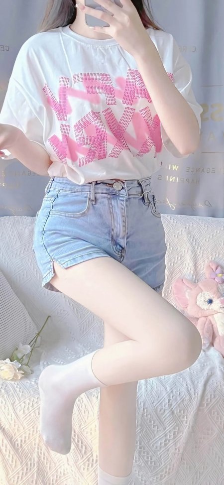 白色粉色字母印花T恤浅蓝牛仔短裤少女自拍手机壁纸
