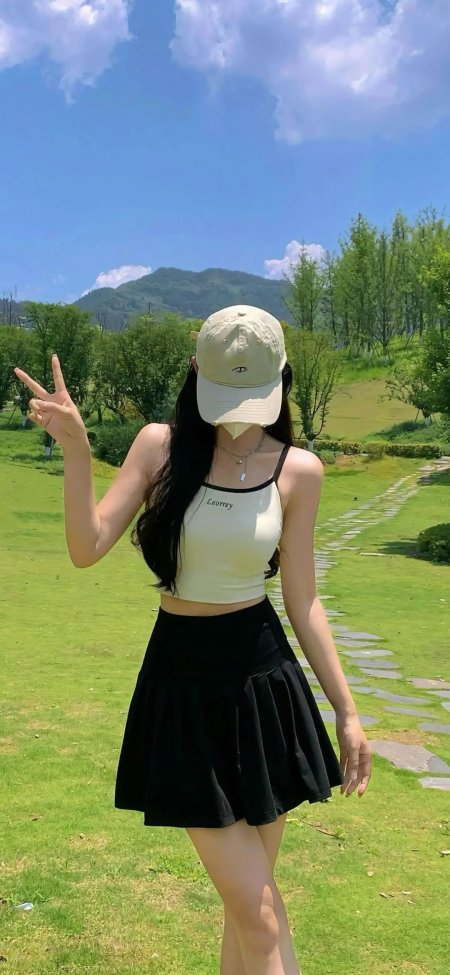 米色帽黑裙少女草坪比耶手机壁纸