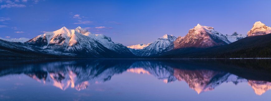冰川国家公园雪山湖面倒影晨光电脑壁纸