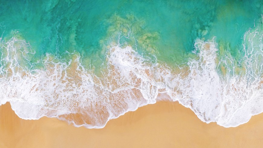 俯瞰海滩碧蓝海水白色浪花沙滩航拍电脑壁纸