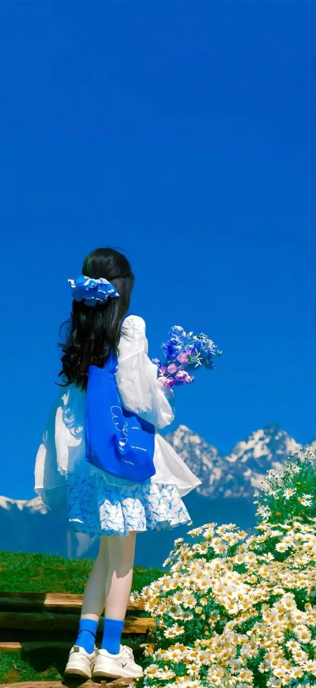 蓝白少女手持花束眺望雪山手机壁纸