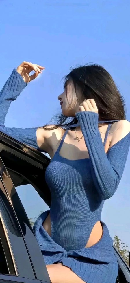 蓝色针织镂空连衣裙女子倚车窗侧颜手机壁纸
