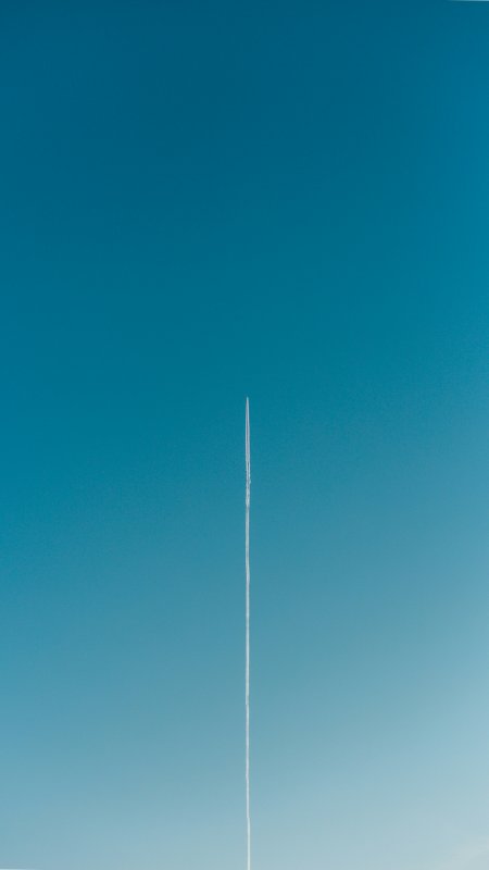 蓝天飞机尾迹垂直划过渐变色天空手机壁纸
