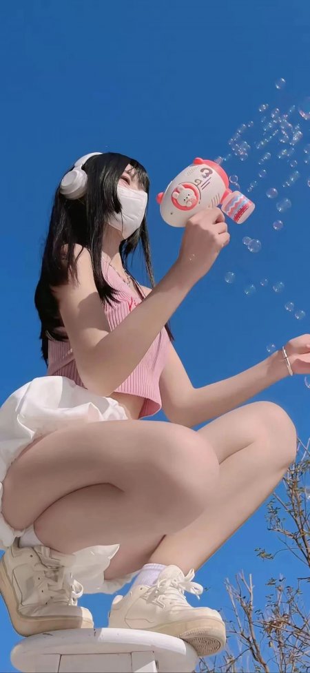 粉色吊带裙少女戴口罩吹泡泡手机壁纸