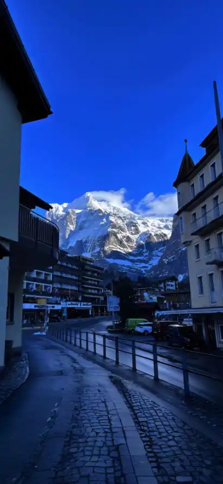 阿尔卑斯雪山小镇街道蓝色天空自然风光手机壁纸