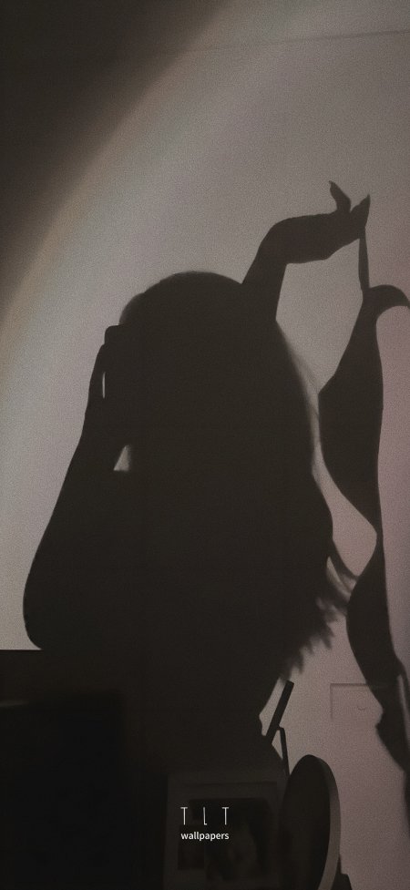 暗影中长发女子举手剪影艺术手机壁纸