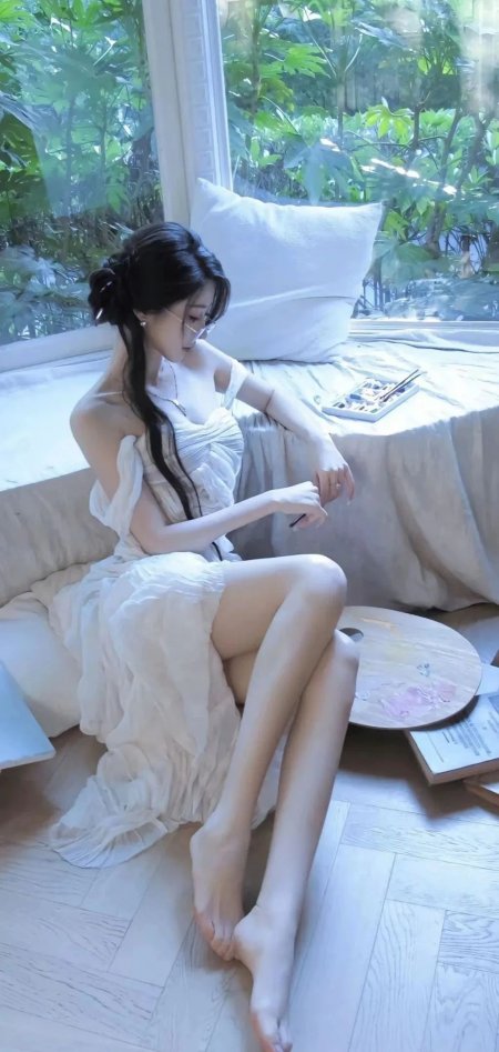 白衣长发女子窗边静坐绘画场景手机壁纸