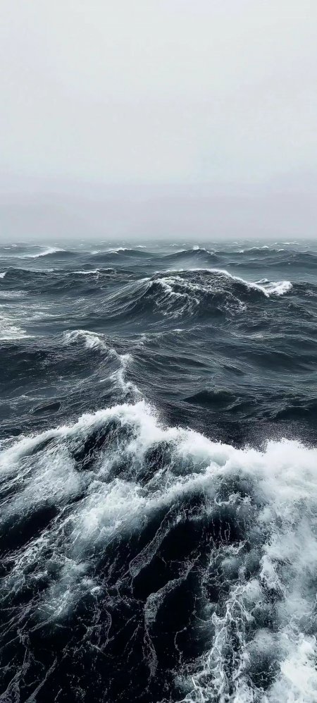 暴风雨海面巨浪翻涌白色浪花手机壁纸