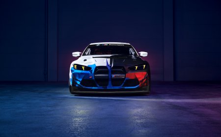 宝马M4-GT4赛车白蓝红涂装前视图赛道风格灯光氛围电脑壁纸