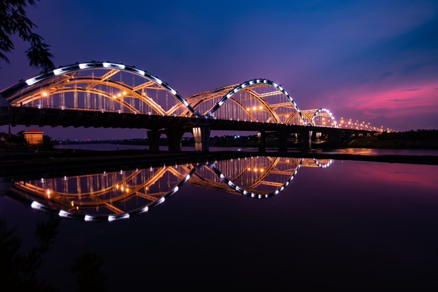现代拱桥夜景灯光倒映水面紫色天空城市风光风景电脑壁纸
