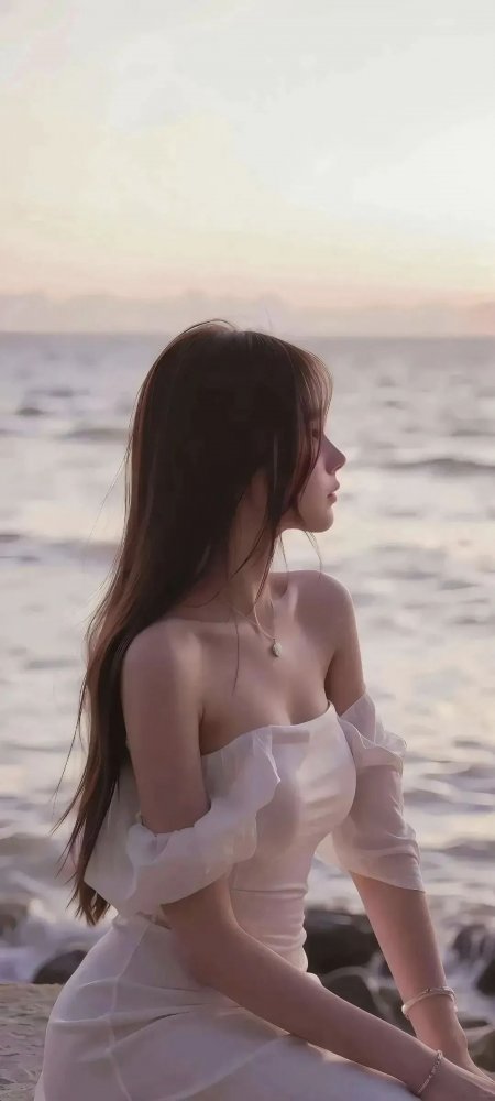 海边夕阳下白裙长发女子侧坐凝望手机壁纸