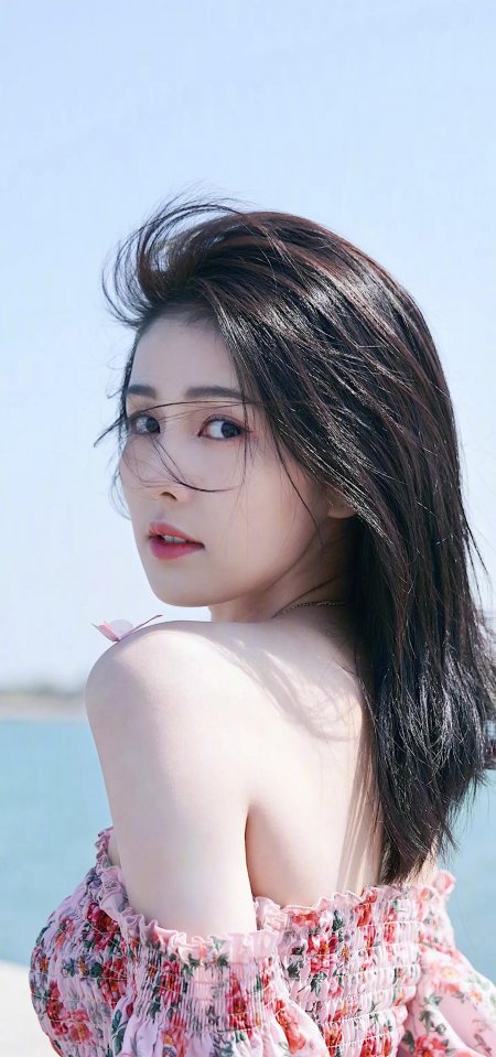 海边微风少女粉色碎花露肩裙写真手机壁纸