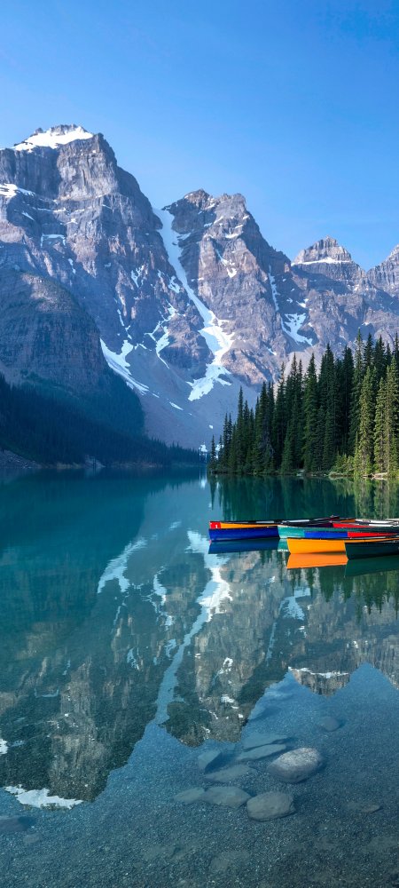 高山湖泊倒影彩色小船森林自然景观手机壁纸