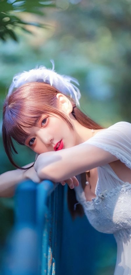 二次元少女白羽发饰倚栏微笑清新绿意手机壁纸