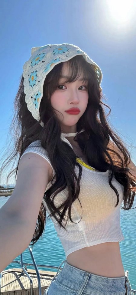 海边自拍少女戴雏菊钩针帽白色短款上衣牛仔裤手机壁纸