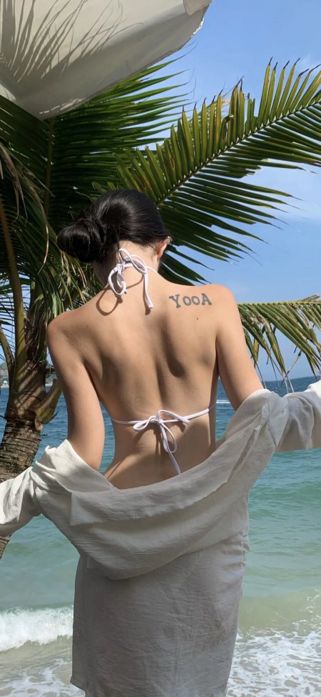 海边椰树下白衬衫女子背影YOOA纹身手机壁纸